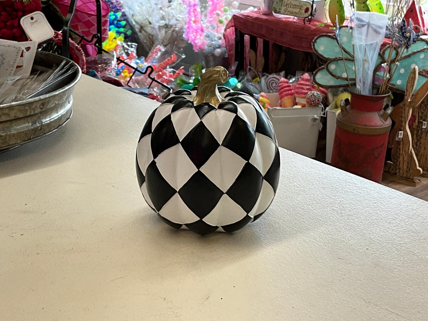 6” resin harlequin pumpkin wh/bk tall