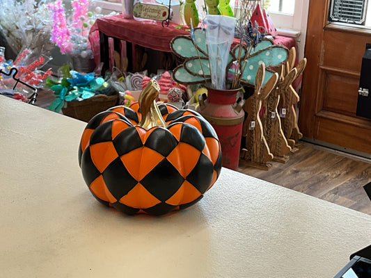 6” resin harlequin pumpkin org/bk short