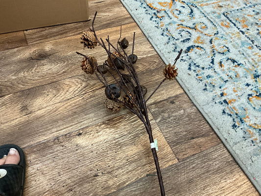 25” rustic ball /cone spray ￼