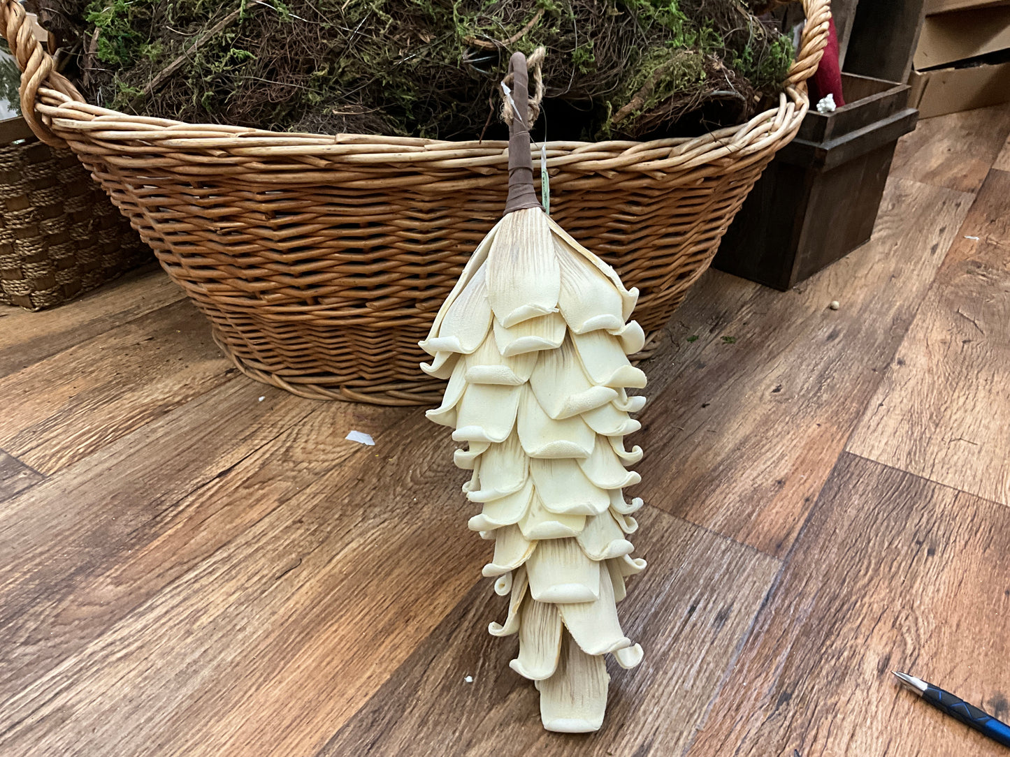 18” foam pinecone /cream ￼